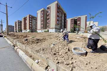 گلکاری حریم سبز بلوار پیروزی ورودی آپارتمان های مسکن مهر